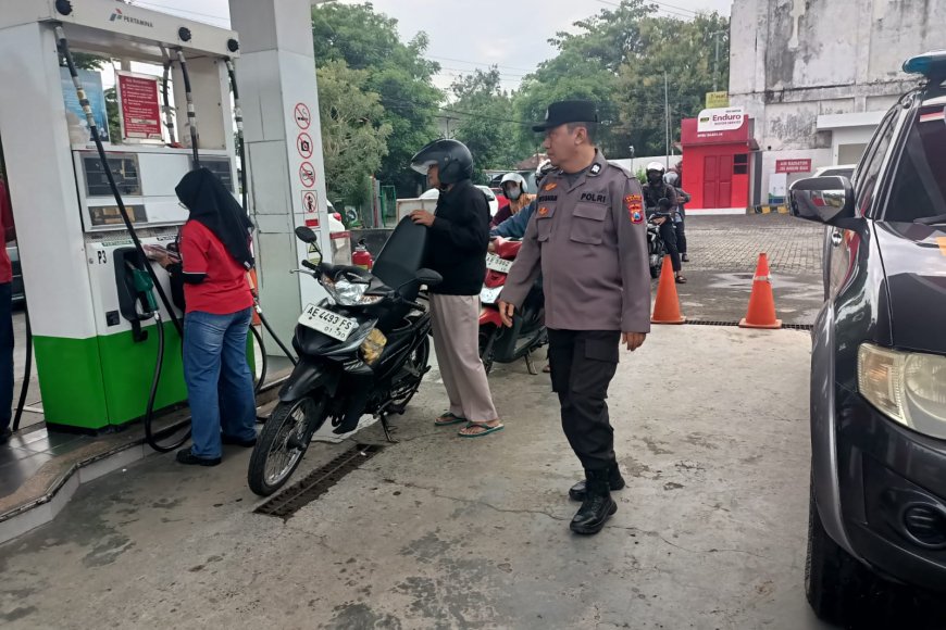 Jamin Keamanan Wilayah, Polsek Wungu Gelar Patroli Dialogis di SPBU Mojopurno