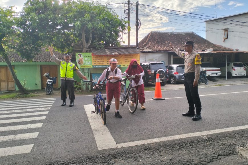Wujudkan Keamanan dan Kenyamanan Siswa, Polsek Wungu Intensifkan Pengaturan Lalu Lintas di Kawasan Sekolah