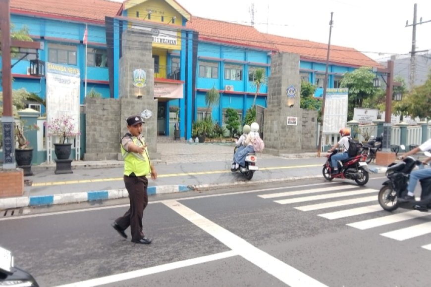Pengamanan Pagi di Depan SMAN 1 Mejayan, Bantu Anak Sekolah Menyebrang Jalan