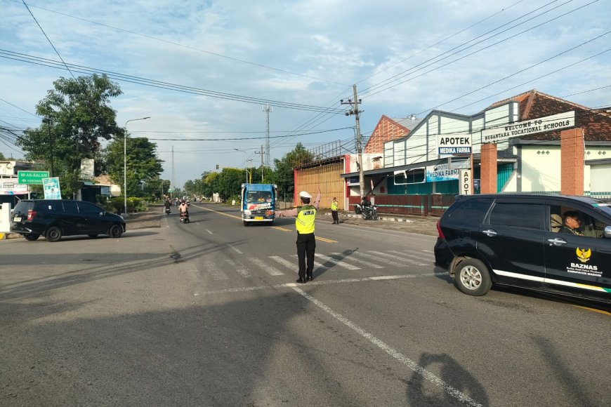 Tingkatkan Keamanan dan Kelancaran Lalu Lintas, Polsek Balerejo Gelar Pam Penampilan Pagi