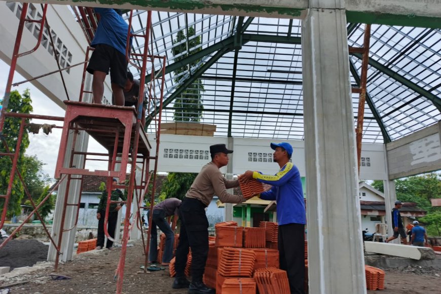 Bhabinkamtibmas dan Babinsa Desa Kedungjati Hadir Berbuat Bermanfaat Lewat Kerja Bakti Bersama Warga