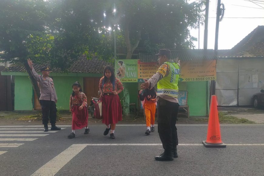 Senyum Pagi di Munggut: Polisi Pastikan Adik-Adik SDN 1 Menyeberang Jalan dengan Aman.