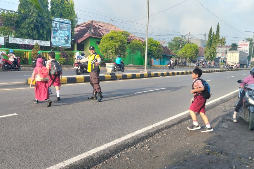 Cegah Laka Lantas di Jalur Protokol, Polsek Mejayan Siaga Kawal Keberangkatan Pelajar.