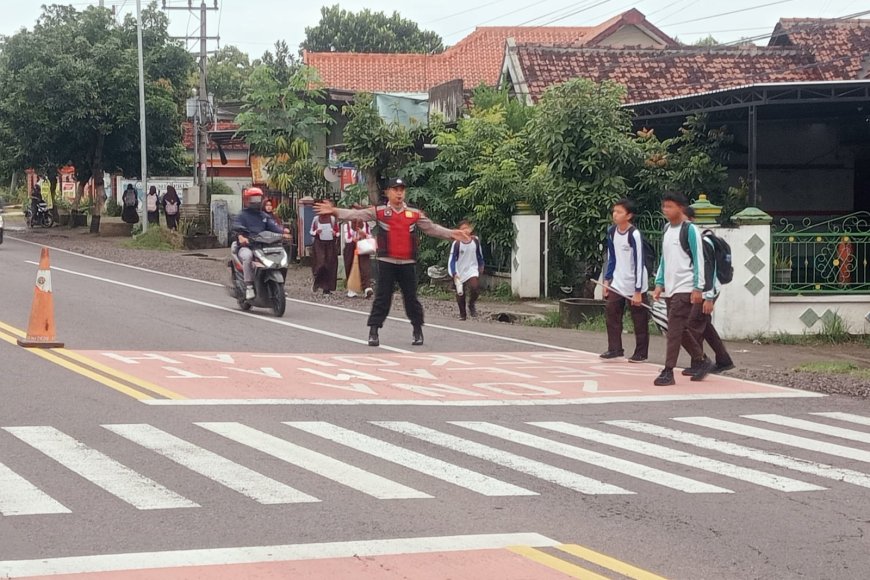 Pam Penampilan Pagi Polsek Balerejo Cegah Kemacetan dan Laka Lantas